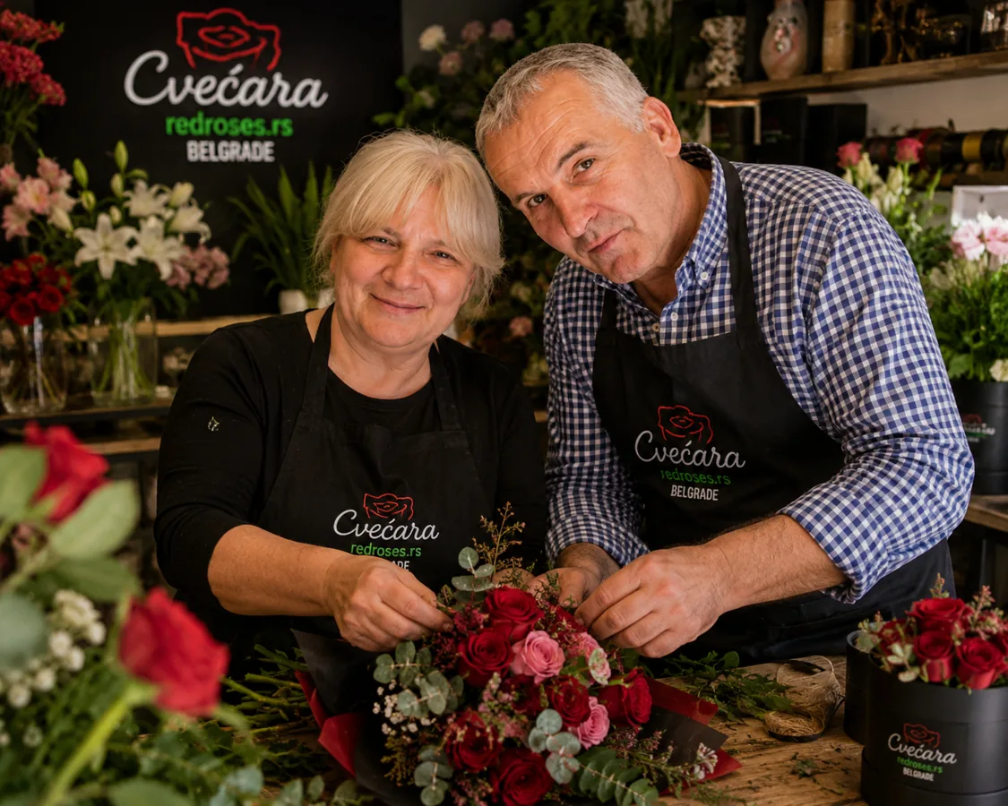 Osnivači cvećare Red Roses rade sa cvećem - aranžman od ruža, cvećara Beograd i dostava cveća Beograd